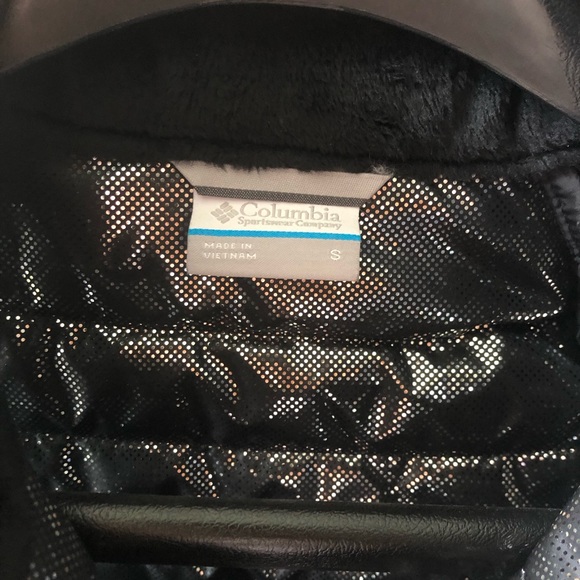 Black puffer vest. - Picture 3 of 5